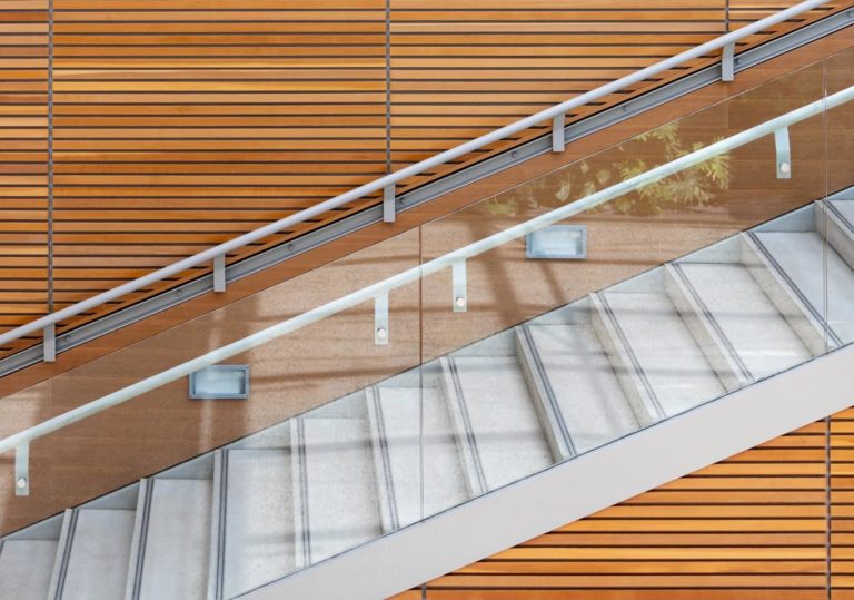 Szklane schody i balustrady stwarzają wrażenie dodatkowej przestrzeni