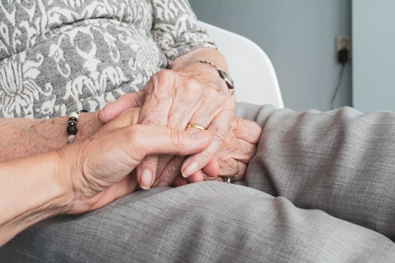 Seniorzy a samodzielność: Jak wspierać starsze osoby w życiu codziennym